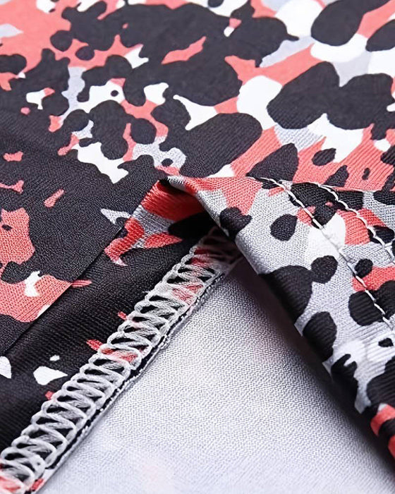 Rynket v-hals topp i leopardmønster med kort erme