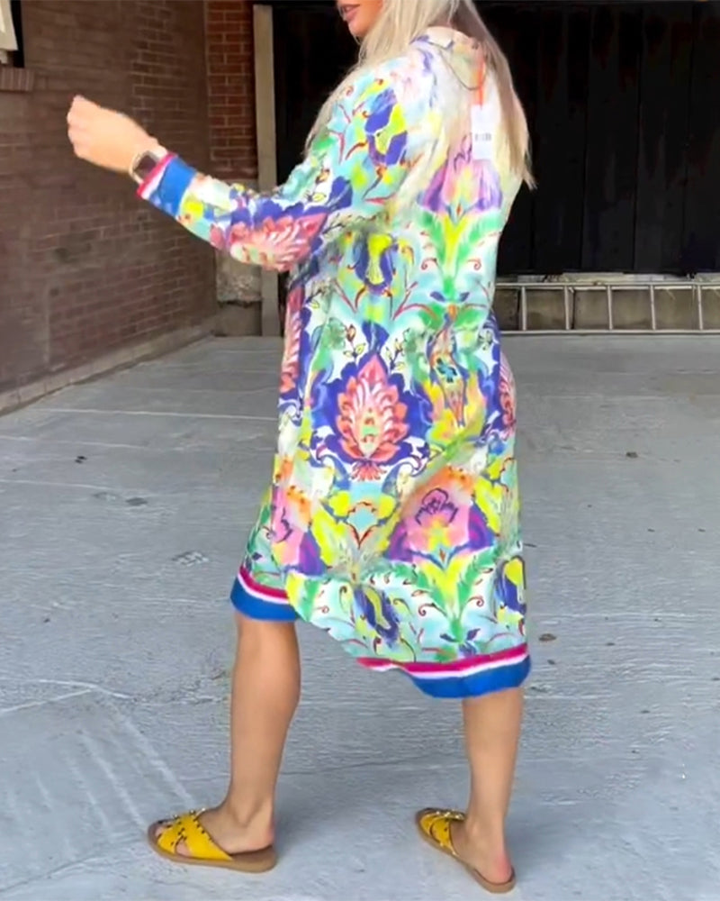 Løstrykt kjole med V-hals og trykk