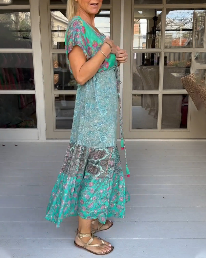 Elegant kjole med V-hals i trykk