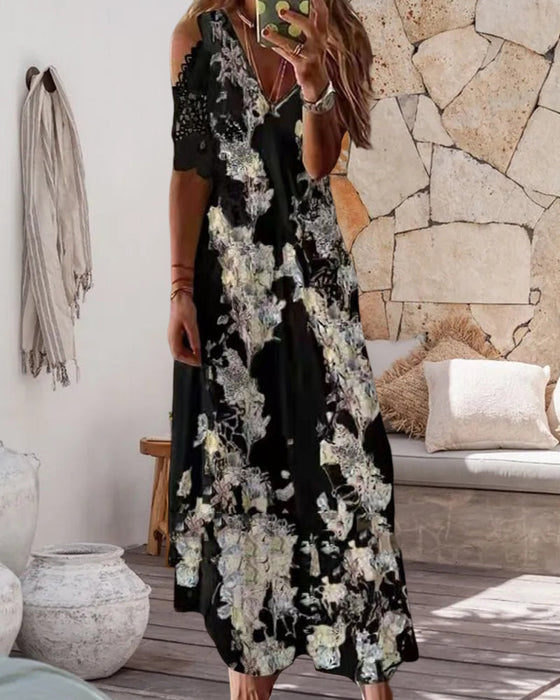 Kjole med blomstertrykk med korte blondermer