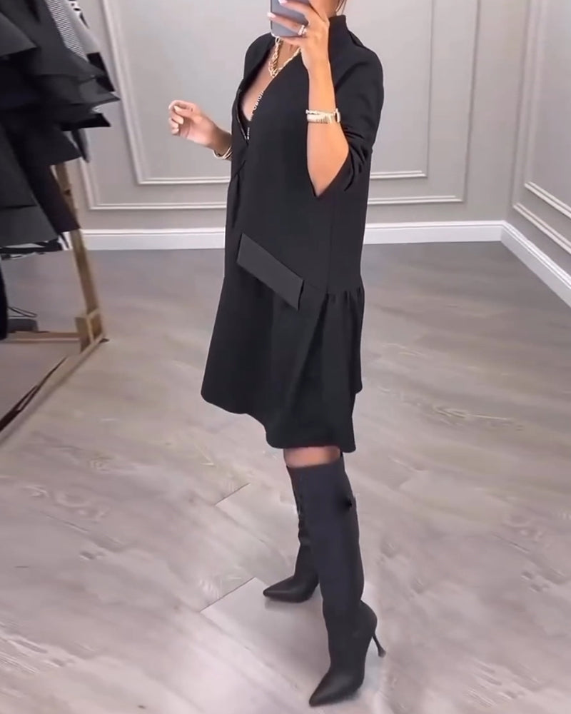 Kjole med kunstnerisk preg og V-hals