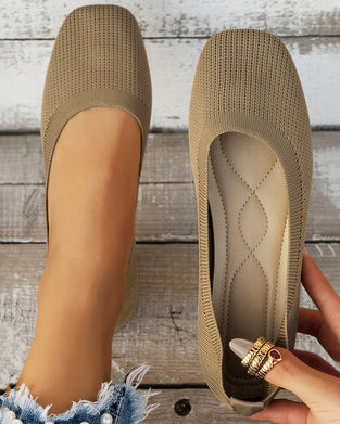 Flate sko med rund tå som puster