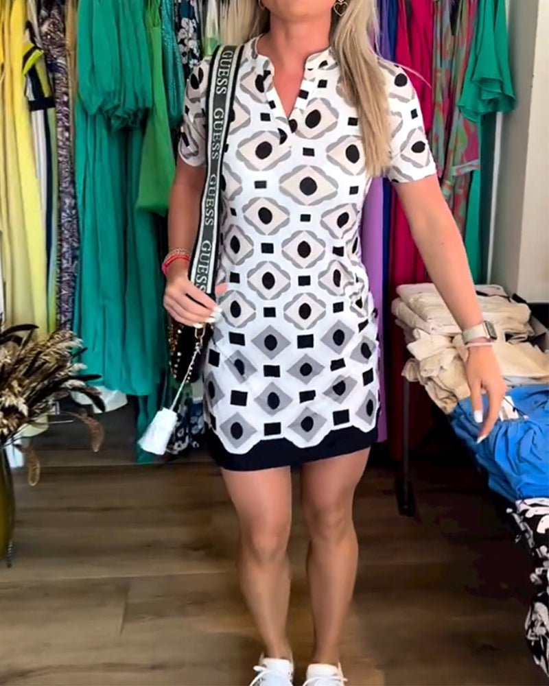 Kjole med V-hals og korte ermer med trykk