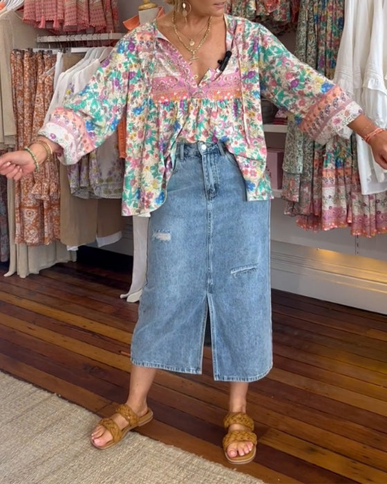 En fargerik bluse med blomstertrykk