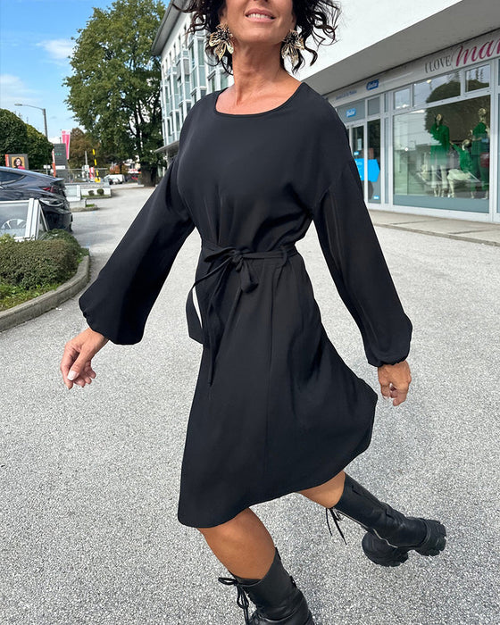 Ensfarget kjole med rund hals