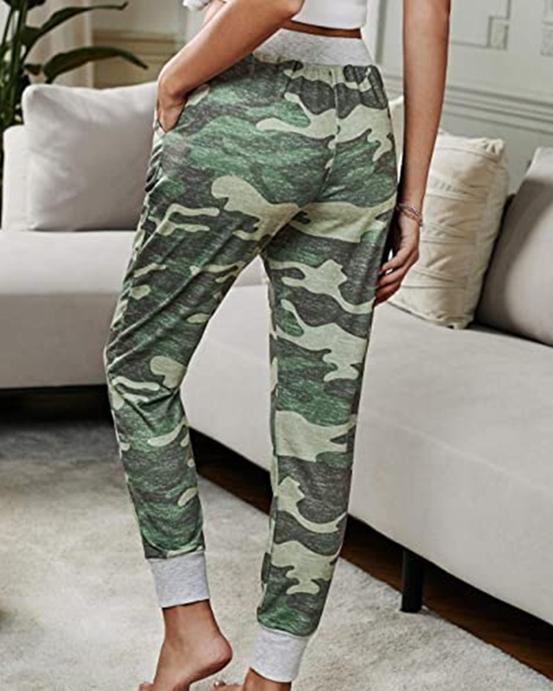 Uformelt joggerbukse med snøring og kamuflasje trykk