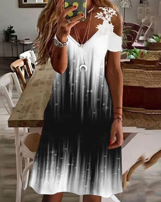 Blomstret strandsolkjole med kalde skuldre