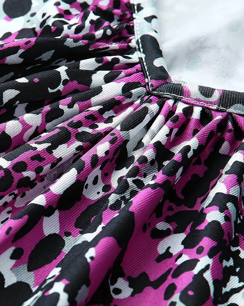 Rynket v-hals topp i leopardmønster med kort erme