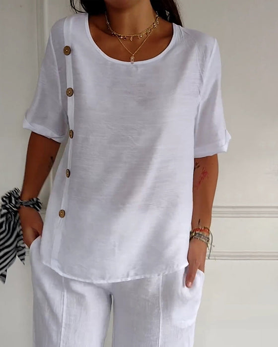 Topp med spinkelt stoff og knapper