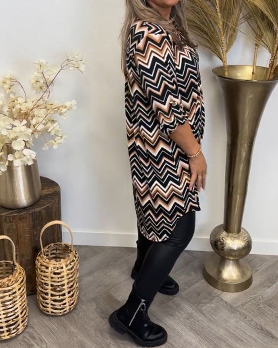 V-hals kjole med bølgetrykk