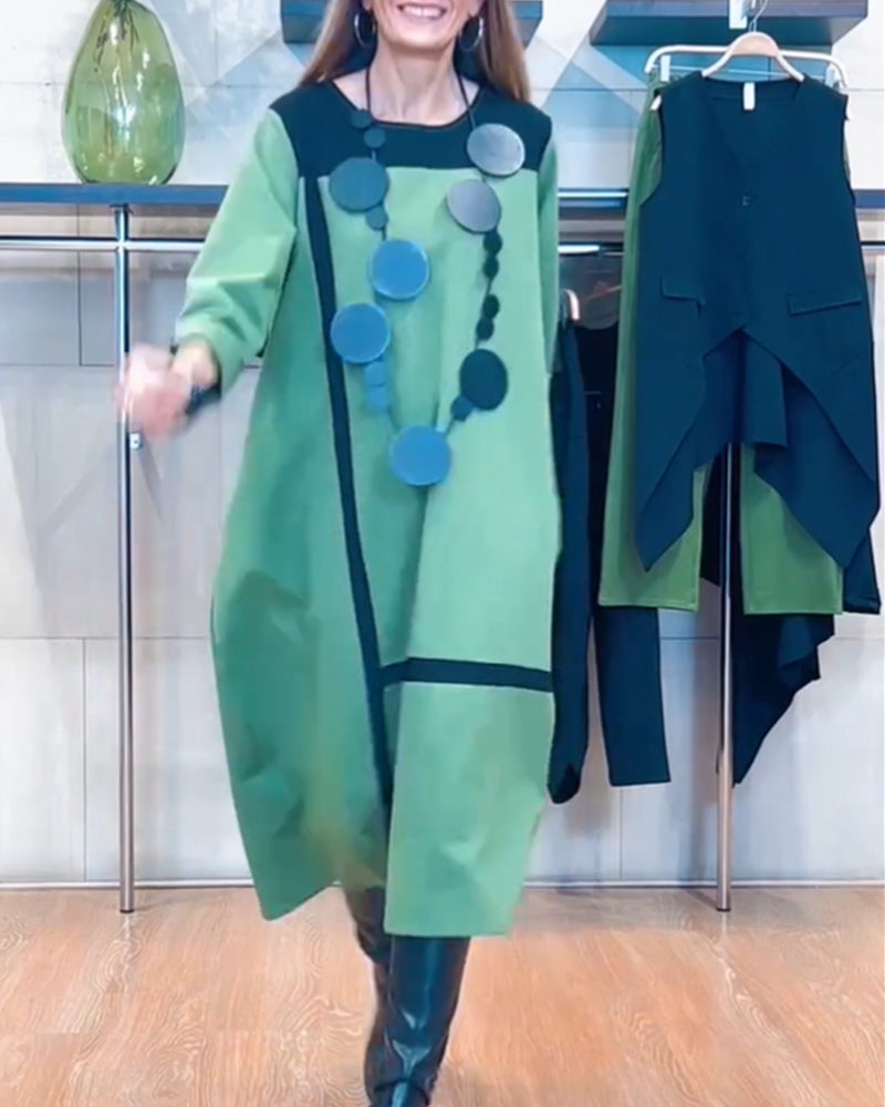 Kjole med vertikale striper og kunststil