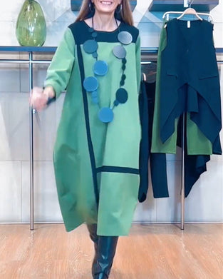 Kjole med vertikale striper og kunststil