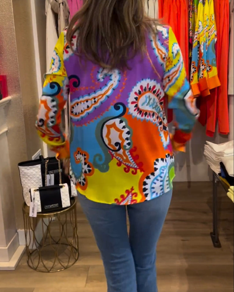 Langermet bluse med fargerik trykt V-hals