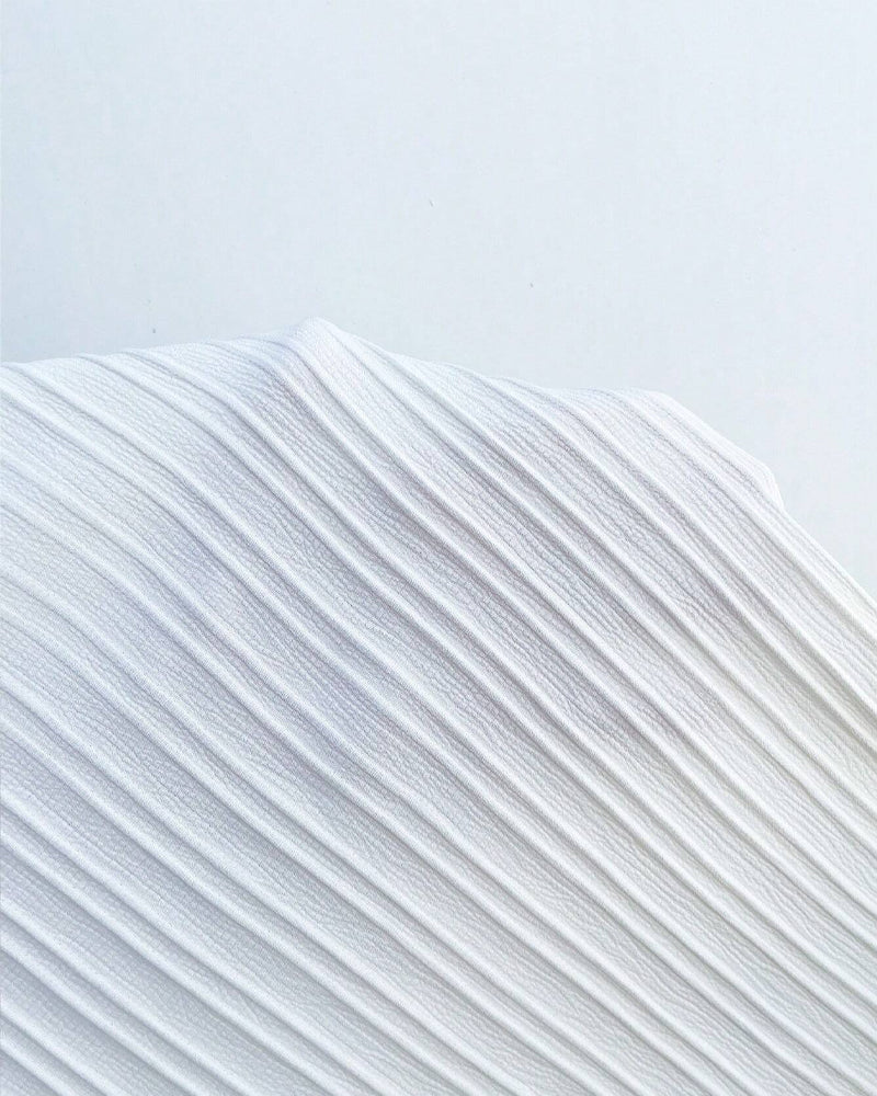 Bluse med blondepaneler og V-hals