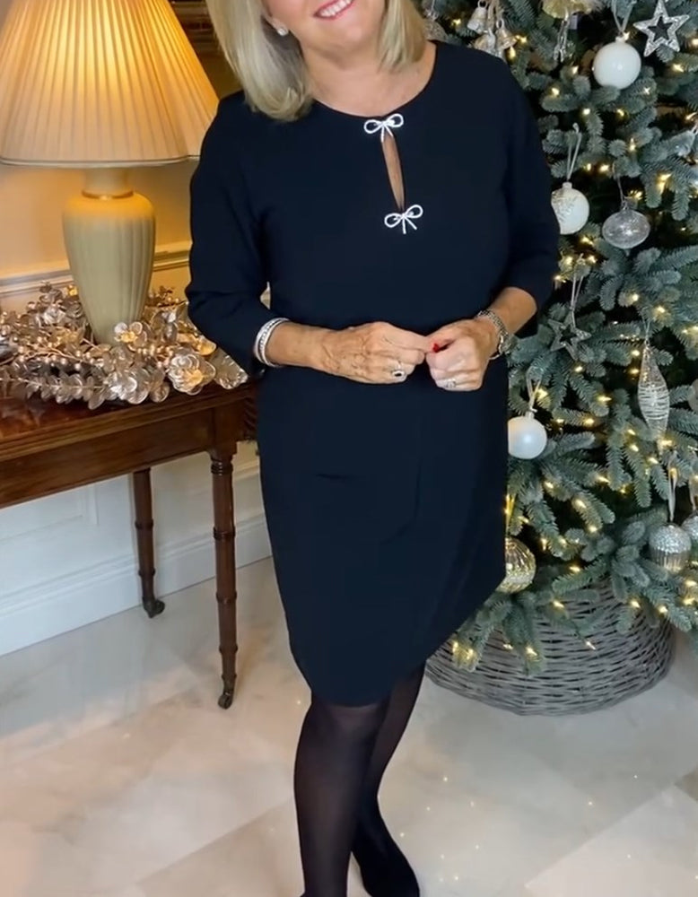 Enkel ensfarget kjole med rund hals