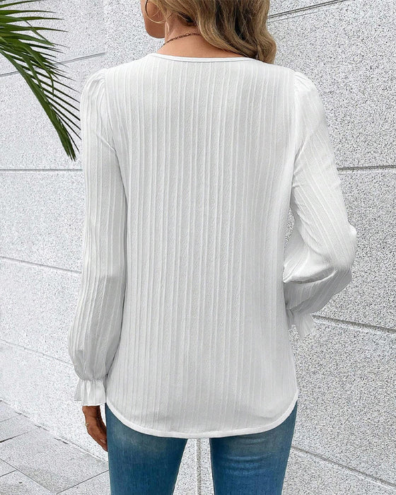 Bluse med blondepaneler og V-hals