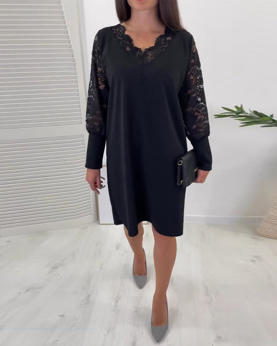 V-hals elegant kjole med blonder