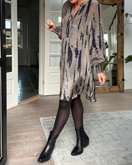 Kjole med trykk og V-hals
