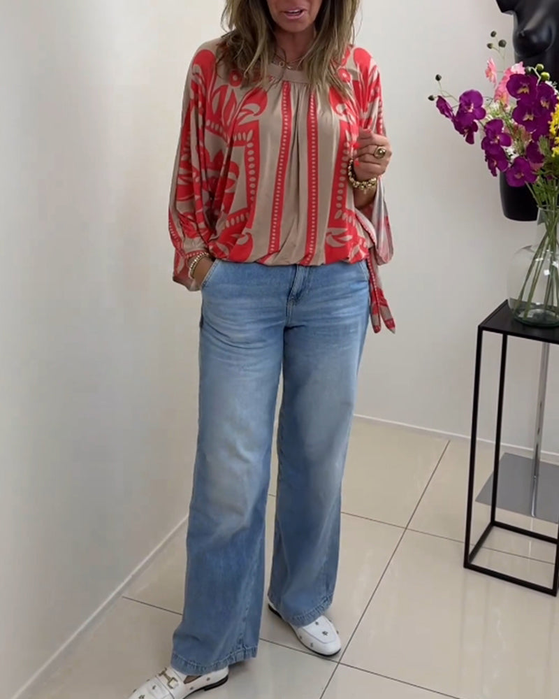 Uformelt topp med rund hals og lange ermer med trykk