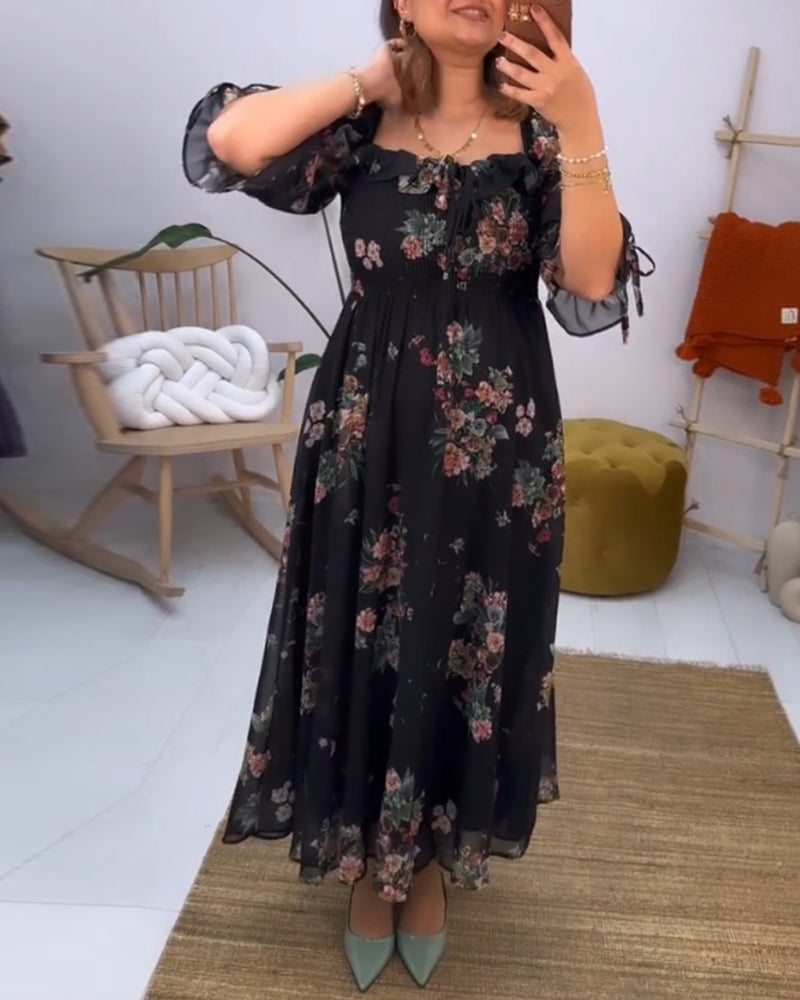 Elegant kjole med firkantet hals med blomstertrykk