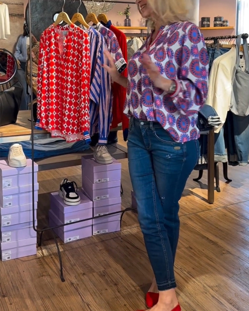 Elegant v-ringad blus med geometriskt tryck