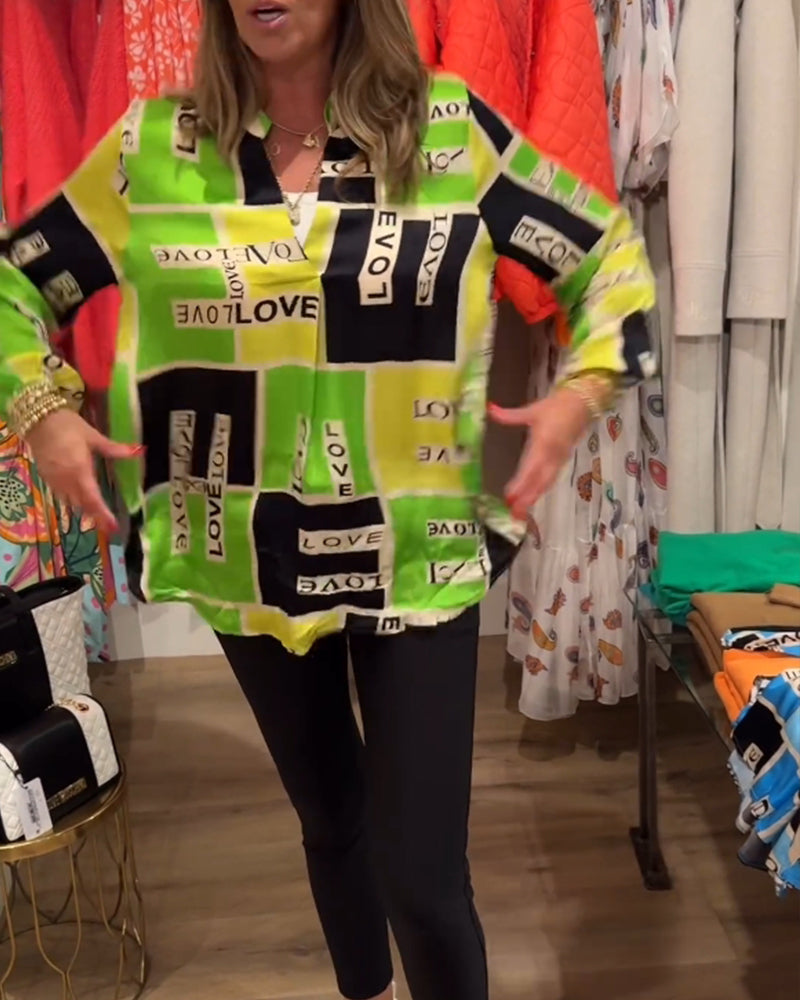 Uformell topp med v-hals med bokstavtrykk