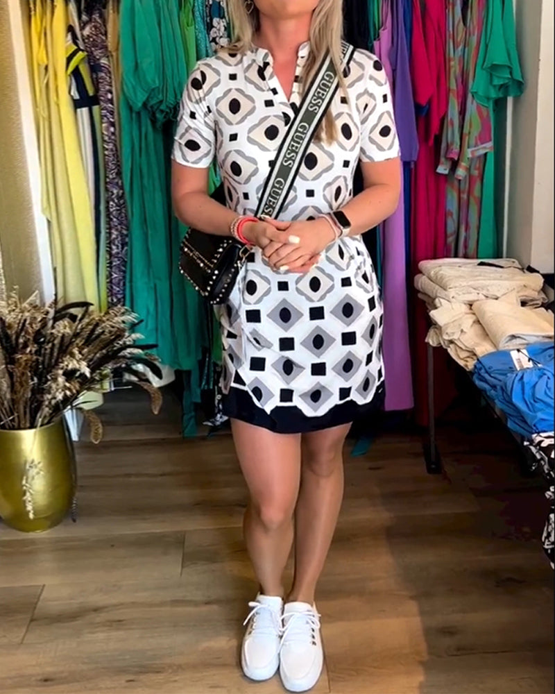 Kjole med V-hals og korte ermer med trykk