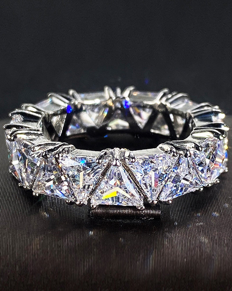 Ringe med trekantet med zirkonia