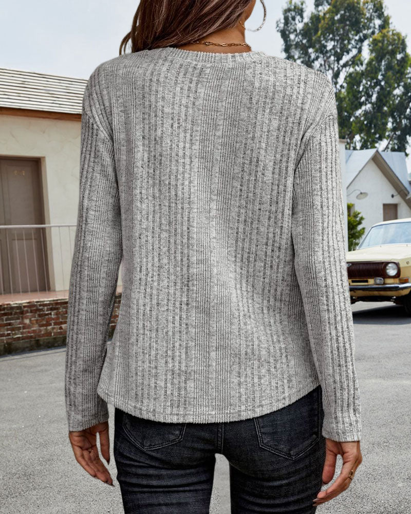 Ensfarget topp med rund hals og knapper