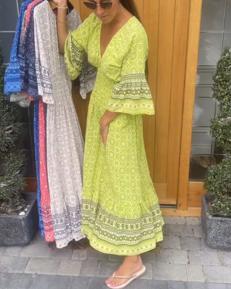 Lang kjole med dyp V-utringning og lange ermer