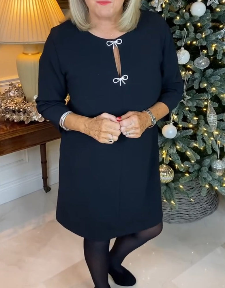 Enkel ensfarget kjole med rund hals