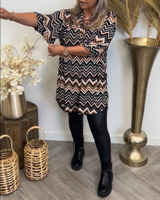 V-hals kjole med bølgetrykk