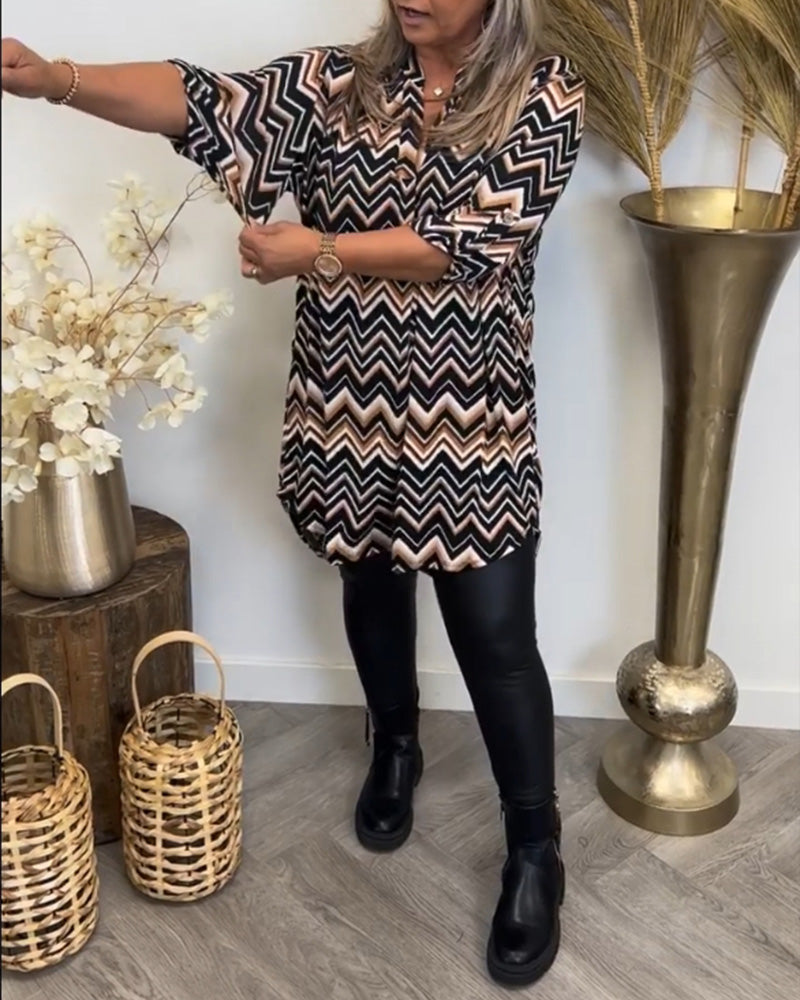 V-hals kjole med bølgetrykk