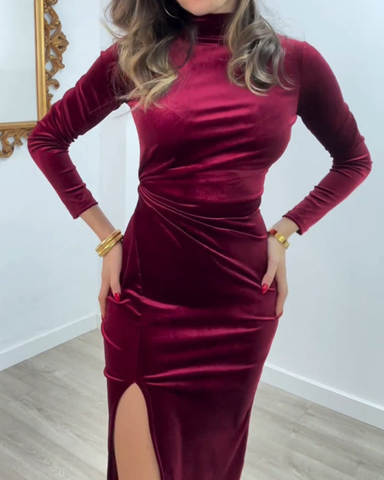 Elegant fløyelskjole med splitt i siden