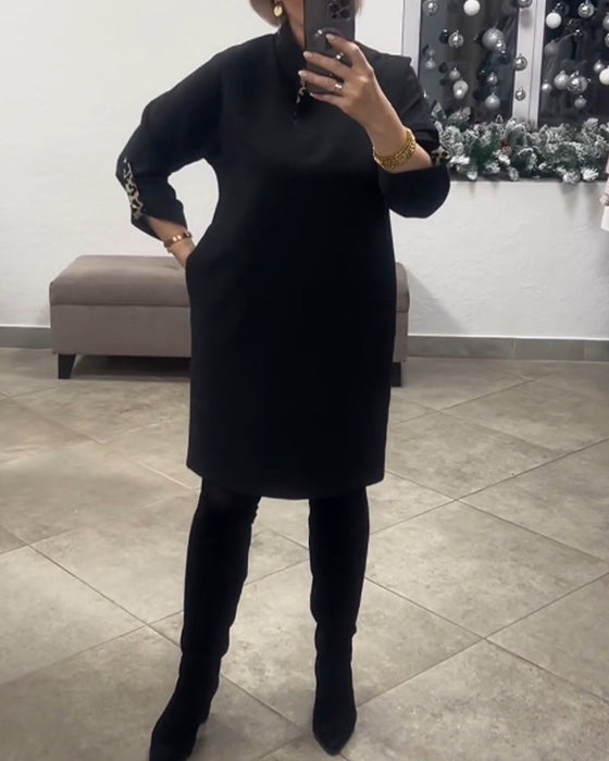 Ensfarget kjole med stående krage