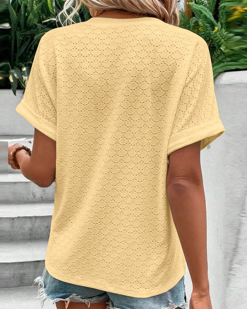 Uformell bluse med v-hals i ensfarget med knapp