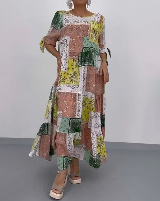 Lang kjole med firkantet trykk med løs rund hals