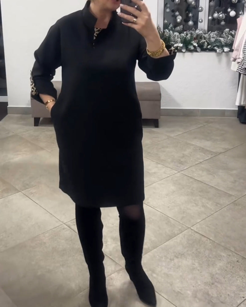 Ensfarget kjole med stående krage