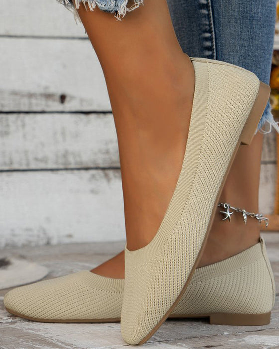 Flate sko med rund tå som puster