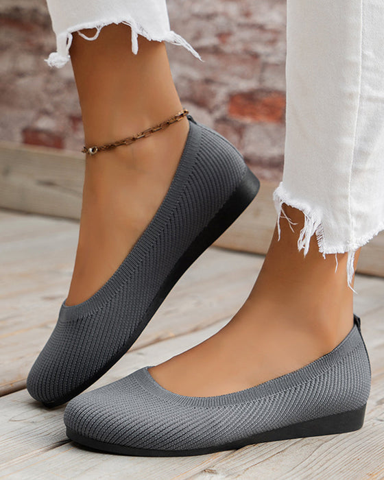 Flate sko med rund tå som puster