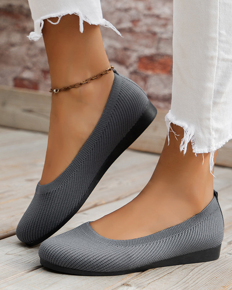 Flate sko med rund tå som puster