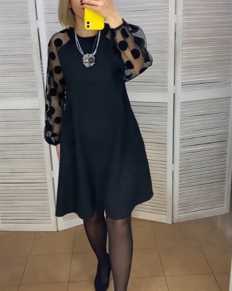 Kjole med elegant stil og prikkete mønster