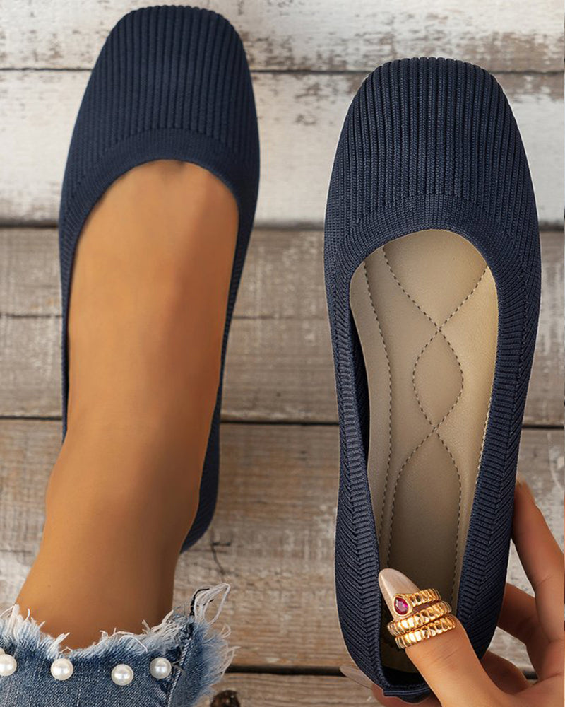 Flate sko med rund tå som puster