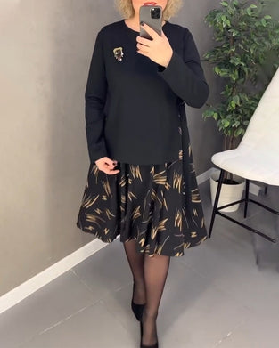 Løs og avslappet printkjole med rund hals