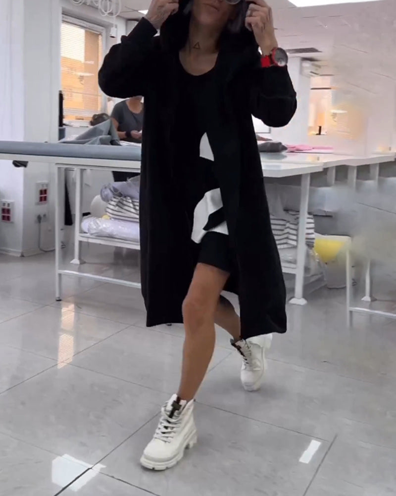 Ensfarget lang jakke med hette