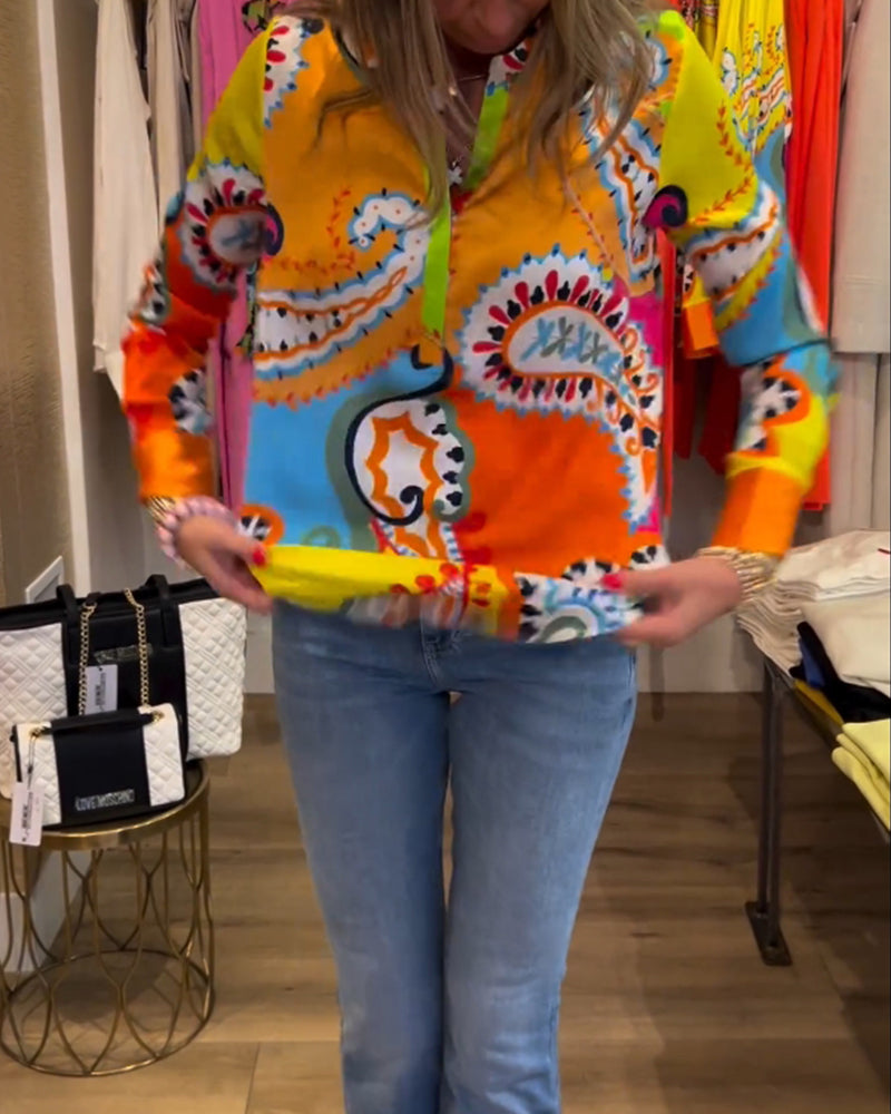 Langermet bluse med fargerik trykt V-hals