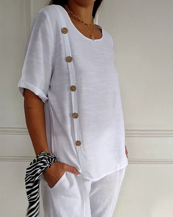 Topp med spinkelt stoff og knapper