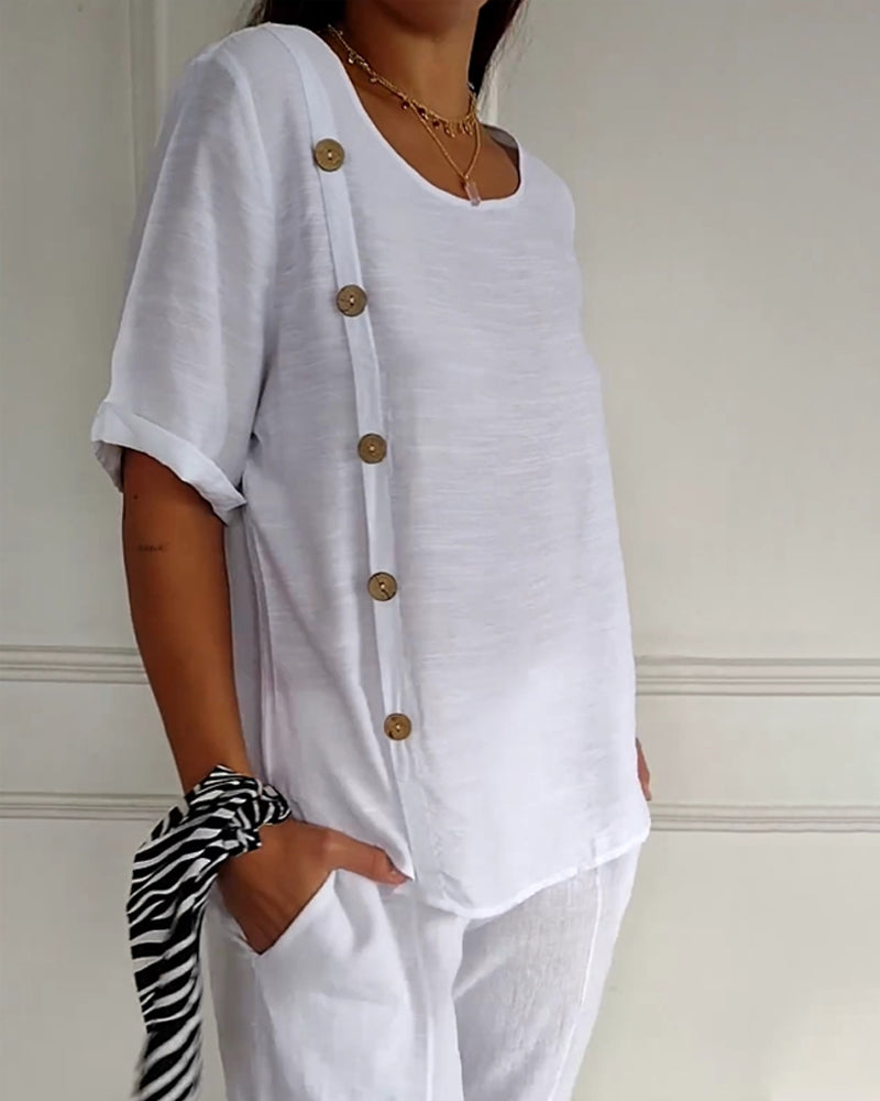 Topp med spinkelt stoff og knapper