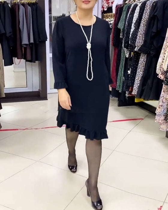 Ensfarget kjole med lappete og volanger