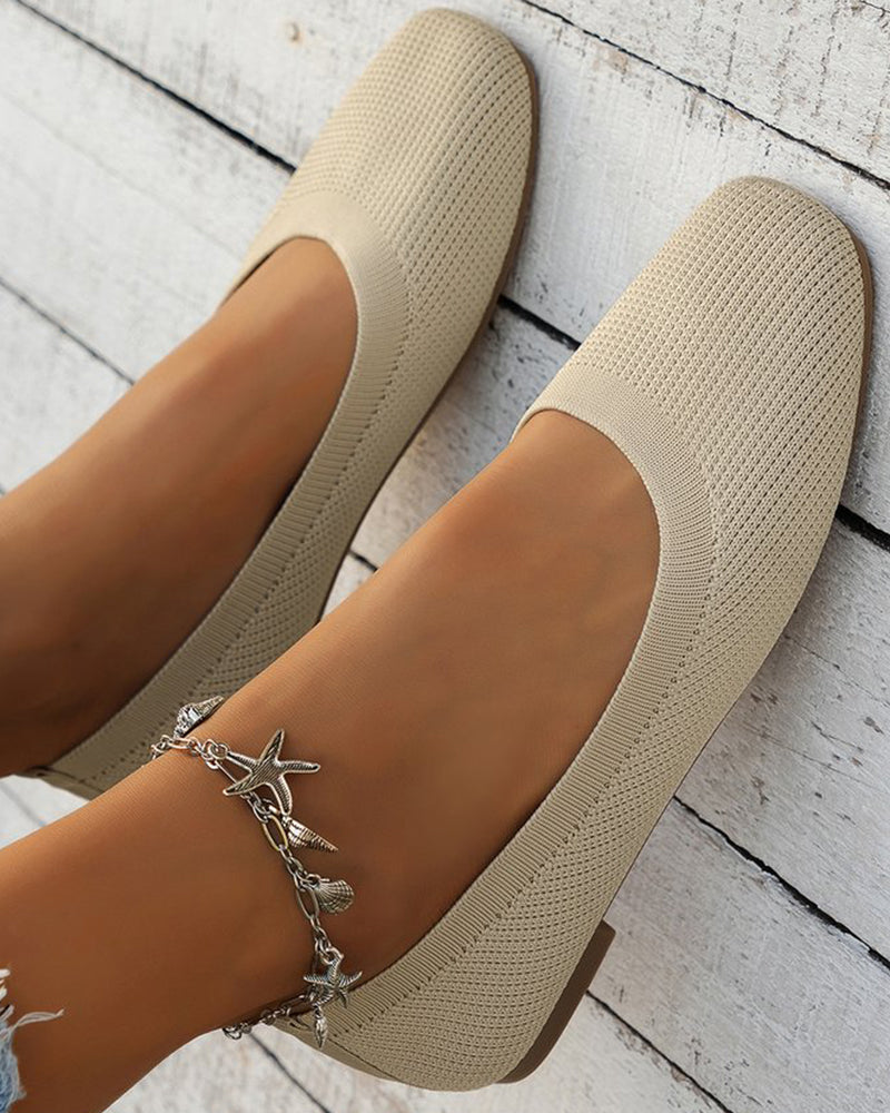 Flate sko med rund tå som puster